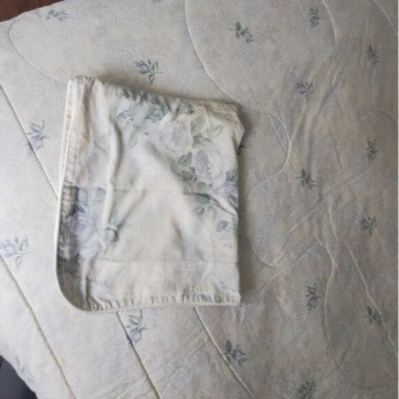 REVERSIBLE BEDDING TWIN- Floral and Cream W large pillow case​ - Picture 10 of 12
